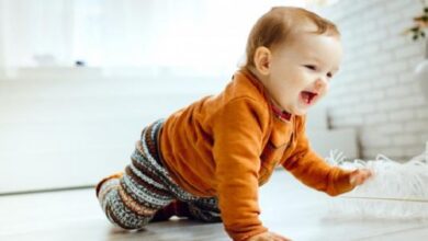 متى ينطق طفلك ويبدأ اولى خطواته؟.. متخصص يجيب
