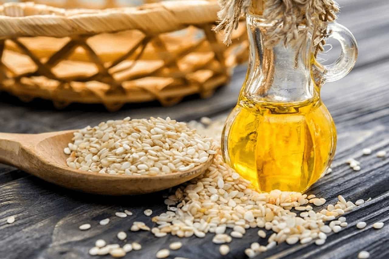 « يمنع ظهور الشيب المبكر ويعزز صحة القلب»... تعرف على فوائد زيت السمسم