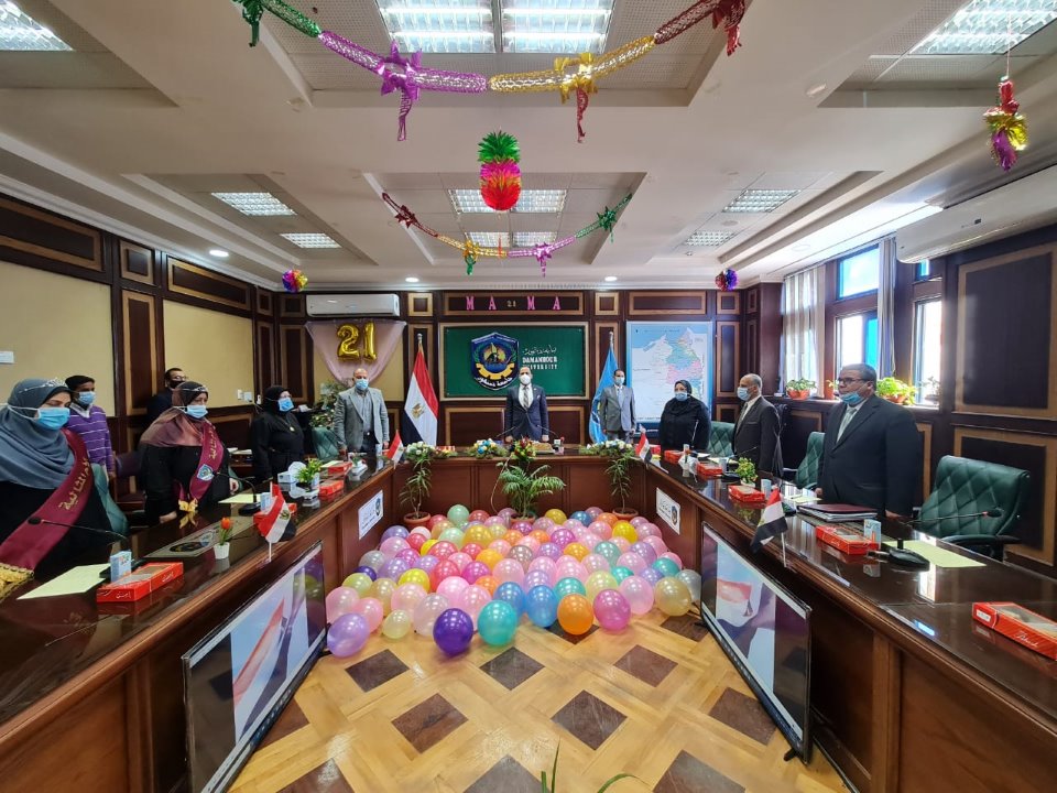 رئيس جامعة دمنهور يكرم الأمهات المثاليات:« هن الشريك الأساسي في الإنجازات»