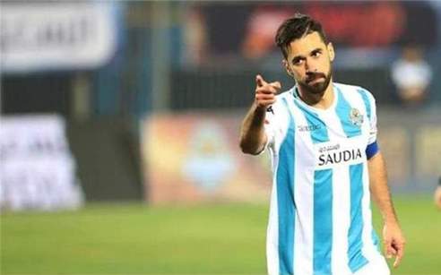 العشب الصناعي يهدد السعيد وإكرامي بالغياب عن مباراة بيراميدز وإنيمبا