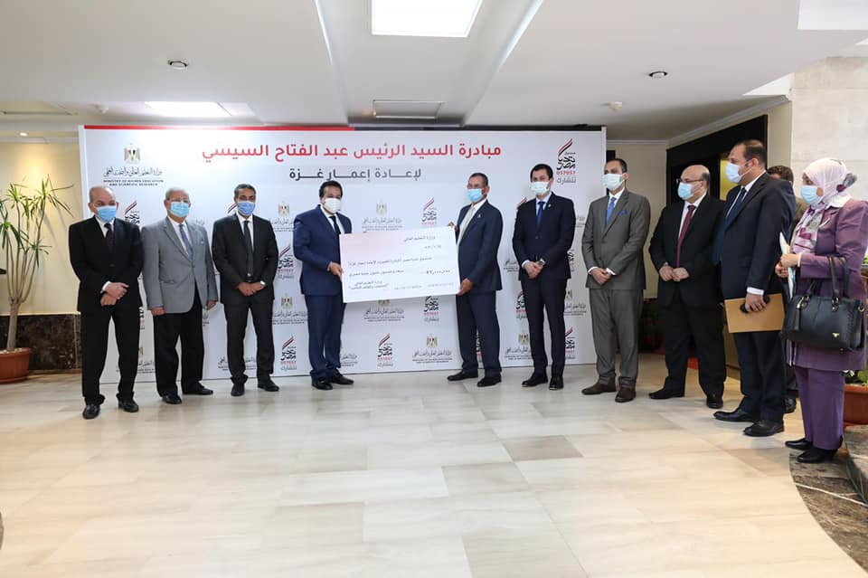 بقيمة 57 مليون جنيه..وزير التعليم العالي يسلم صندوق تحيا مصر مساهمة الجامعات والمعاهد الخاصة في المبادرة الرئاسية لإعادة إعمار غزة