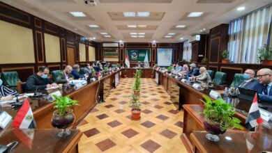 رئيس جامعة دمنهور يشدد على توعية الطلاب بالإنجازات التنموية بمجلس العمداء 