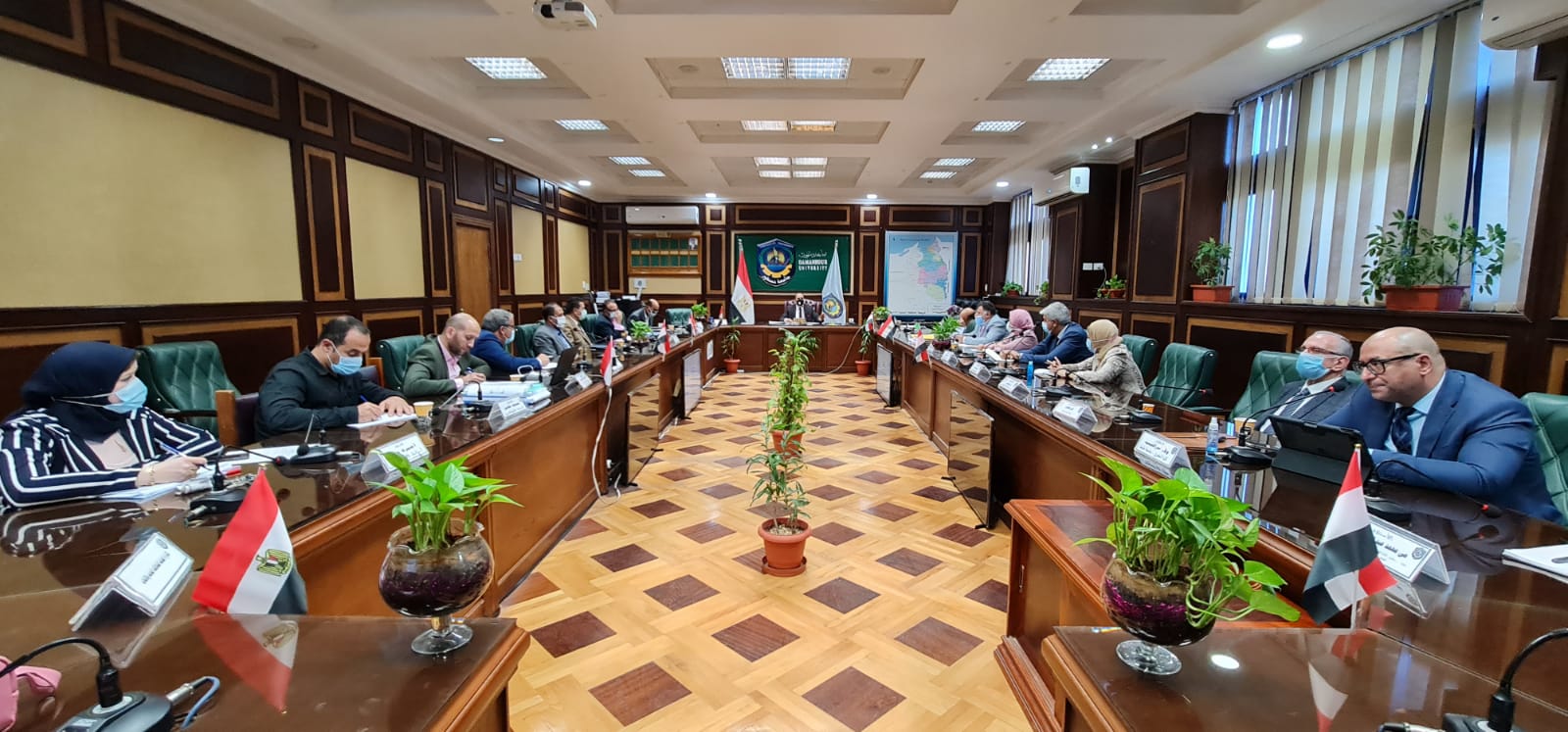 رئيس جامعة دمنهور يشدد على توعية الطلاب بالإنجازات التنموية بمجلس العمداء