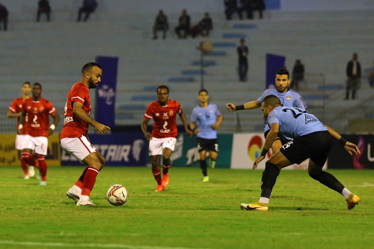 قطار الأهلي يعبر المحلة
