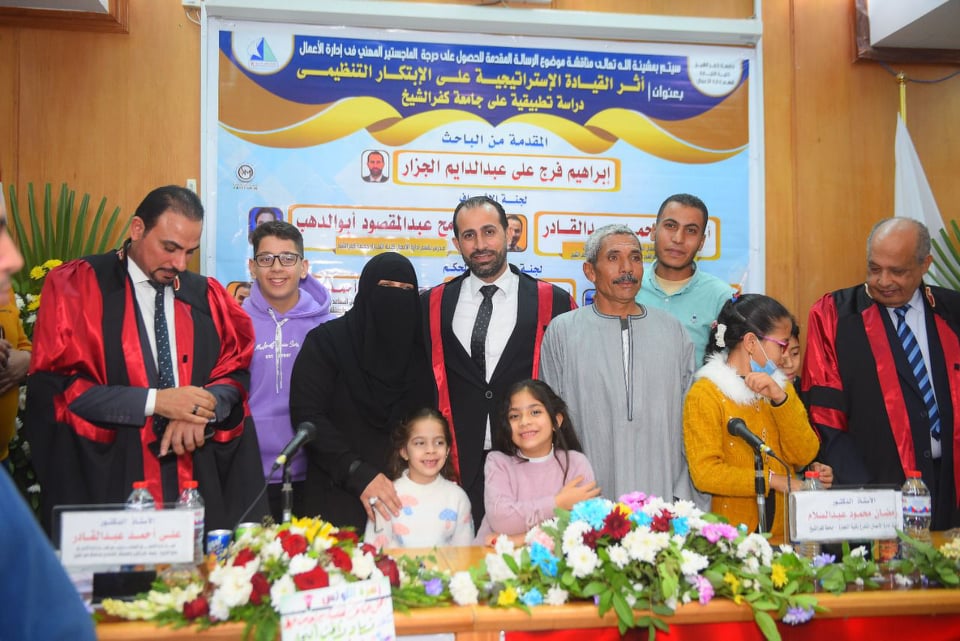 صورة لمناقشة الباحث إبراهيم الجزار