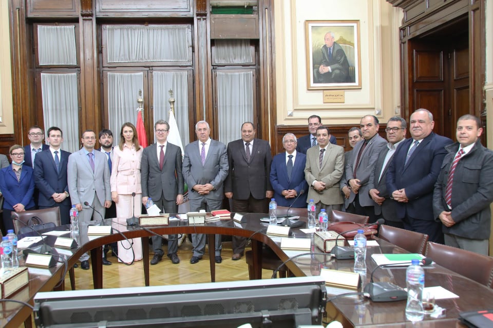 صورة للقاء وزير الزراعة ونائب وزير الزراعة الروسي