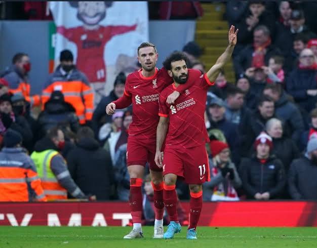 قائد ليفربول يشيد بصلاح
