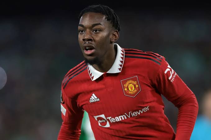 إيفرتون ينوي التعاقد مع أنتوني إيلانجا