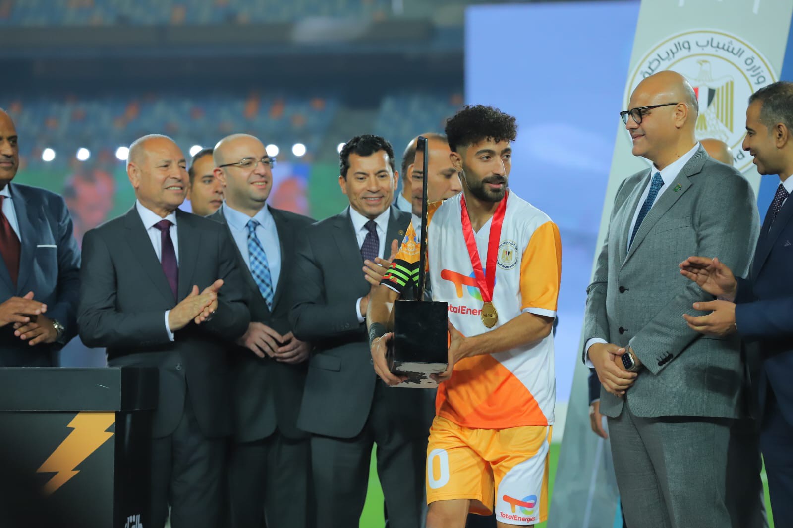 وزير الشباب والرياضة بكرم الفائز بدوري مراكز الشباب