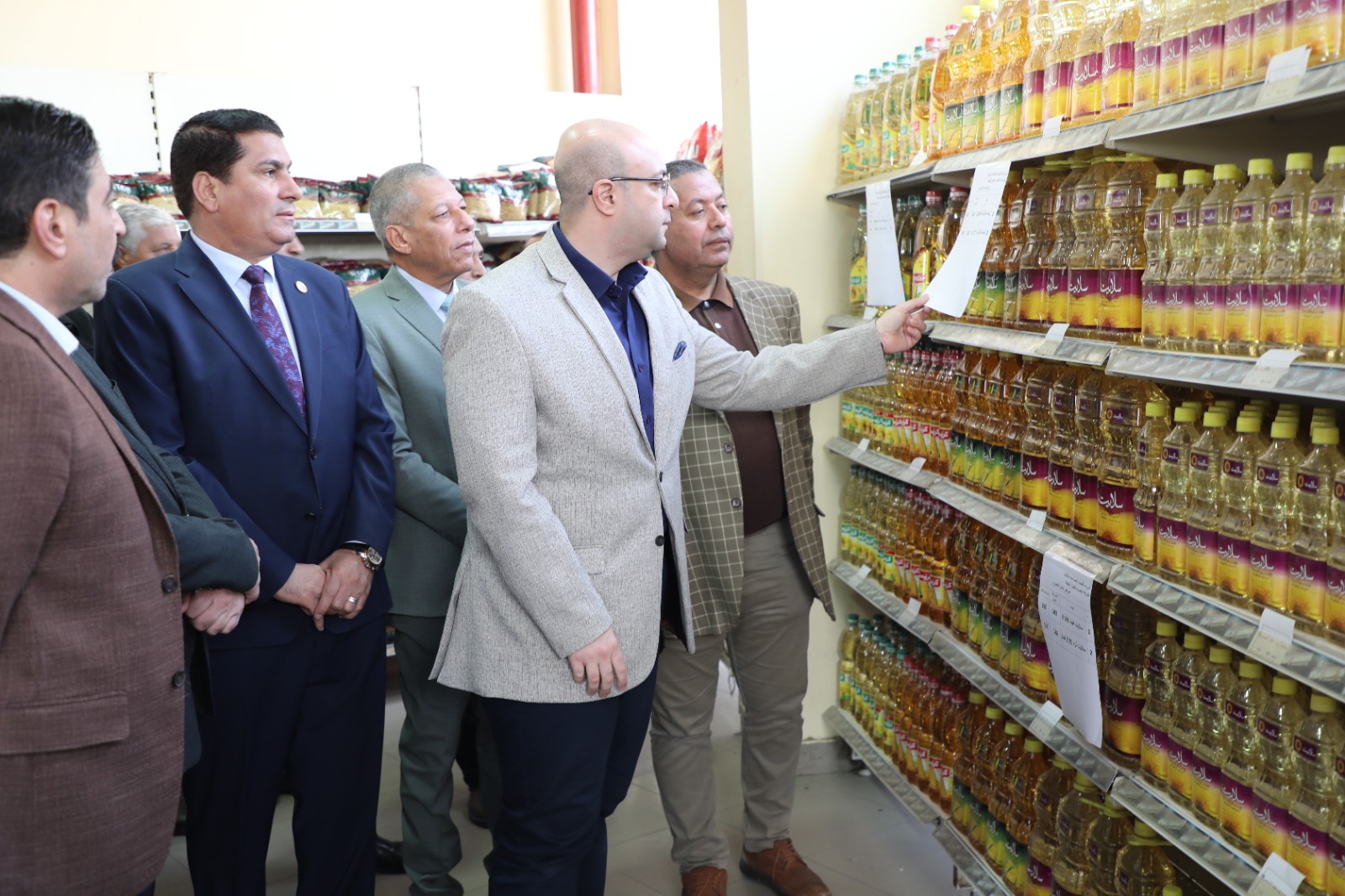 محافظ بني سويف يتققد فرع الشركة المصرية