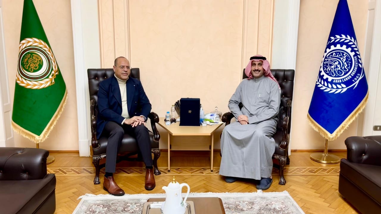 وزير العمل يلتقى المدير العام لمنظمة العمل العربية
