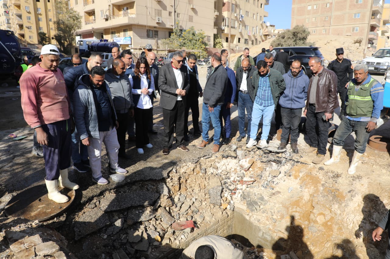 محافظ الجيزة يتفقد صيانة كسر في خط مياه
