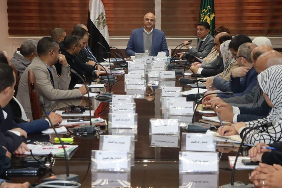 لقاء محافظ القليوبية وأصحاب المصانع