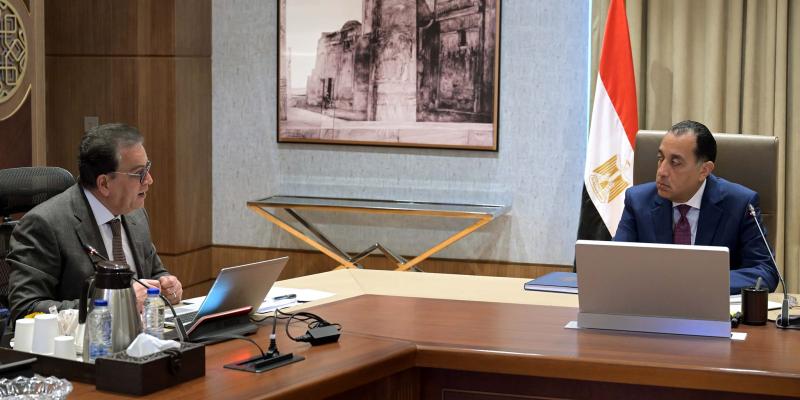 رئيس الوزراء يتابع تنفيذ مشروعات الصحة ويوجه بتسريع وتيرة العمل