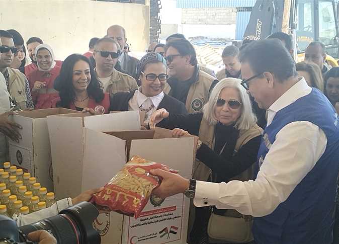 مسؤولون حكوميون يشاركون في تجهيز مساعدات غذائية لأهالي غزة