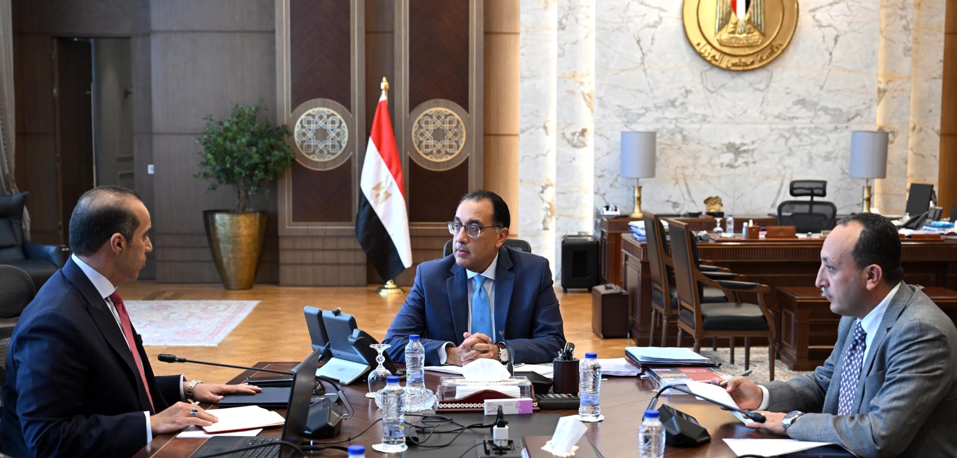 رئيس الوزراء يلتقي وزير الشؤون النيابية ورئيس الهيئة العامة للاستعلامات