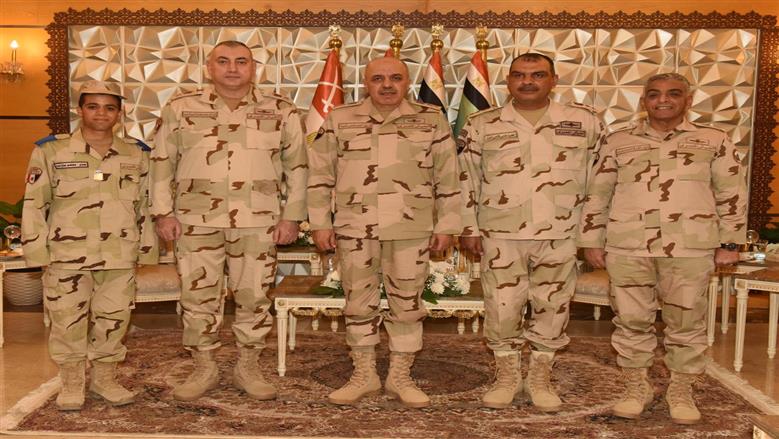 رئيس أركان حرب القوات المسلحة يتناول الإفطار مع الجنود بمركز تدريب هيئة الإمداد والتموين